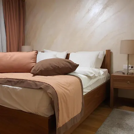 B331 - Vucko Private Host 아파트 4*